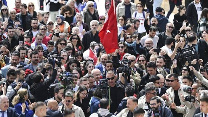 Kılıçdaroğlu Anıtkabir'e çıktı. Arkasında mahşeri kalabalık vardı