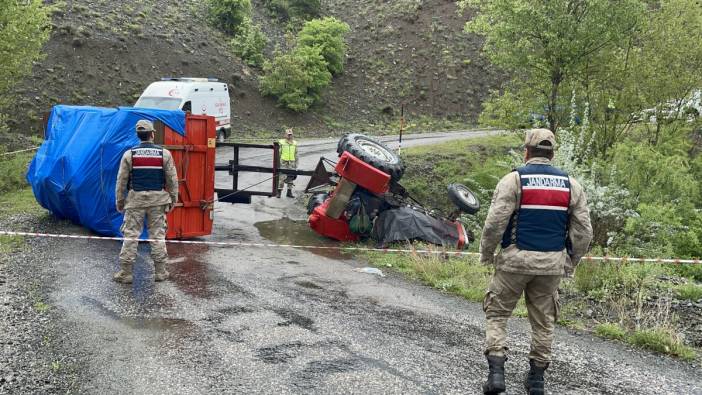 Erzincan'da devrilen traktörün altında kalan sürücü öldü