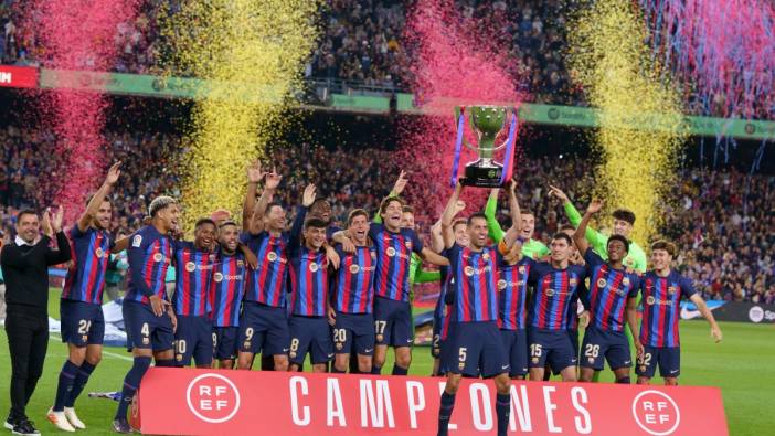 Barcelona şampiyonluk kupasını aldığı maçta Real Sociedad'a yenildi