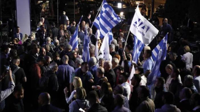 Yunanistan'daki seçimlerde resmi olmayan ilk sonuçlar açıklandı. Miçotakis'in partisi seçimin galibi oldu