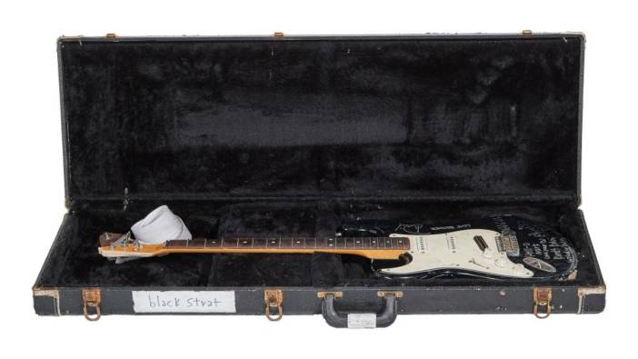 Kurt Cobain’in parçaladığı gitar yaklaşık 600 bin dolara alıcı buldu