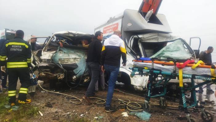Minibüsle kamyonet çarpıştı: 2 ölü 3 yaralı