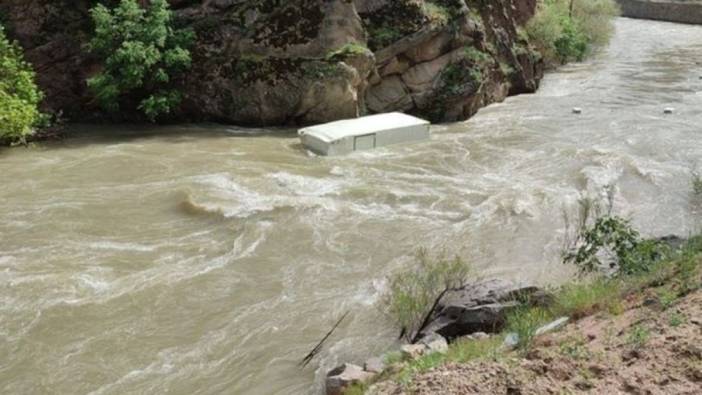 Nehre düşen kamyonun sürücüsü akıntıya kapıldı