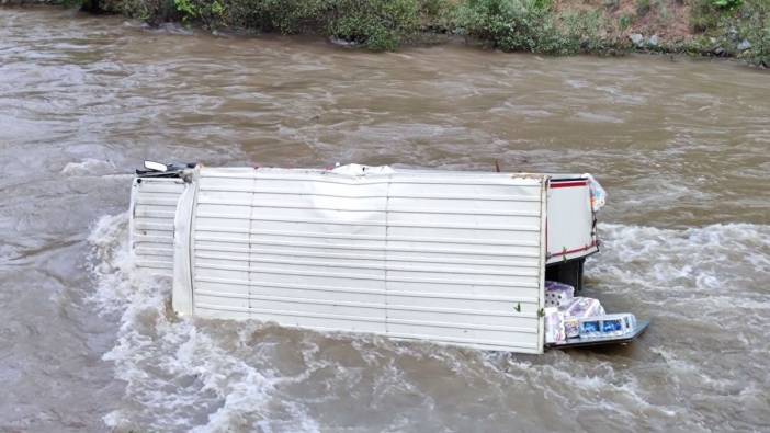 Nehre düşen kamyonetin sürücüsünü arama çalışmaları sürüyor