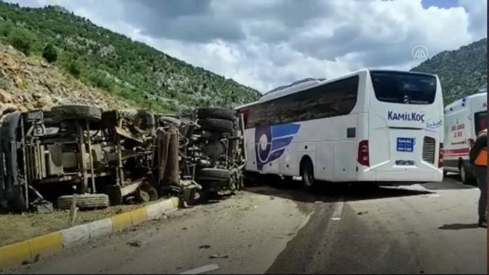 Yolcu otobüsü kamyona arkadan çarptı: Ölü ve çok sayıda yaralı var