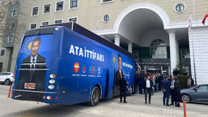 Sinan Oğan TRT’ye çıkıyor. Ambargo uygulandığı için TRT'nin kapısına otobüsle dayanmıştı