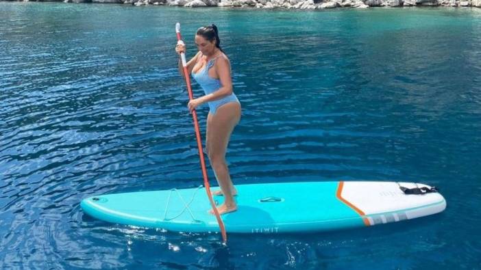 Hülya Avşar sörf tahtası üstünde poz verdi. "Bikinili görüntülenmekten korkmuyorum" demişti