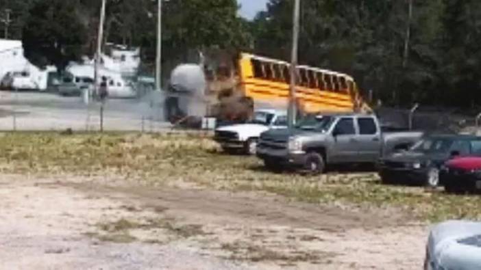 Tanker okul otobüsüne çarptı: 17 öğrenci yaralandı