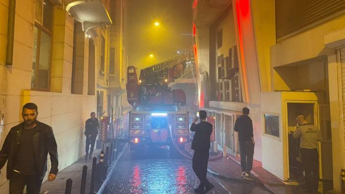 Beyoğlu'nda eğlence mekanında yangın