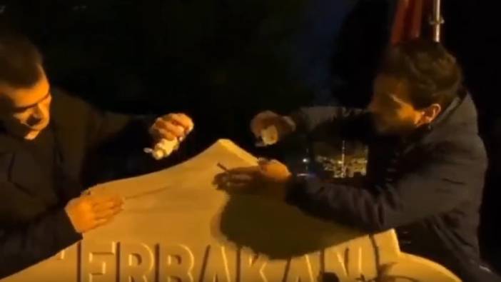 Saadet Partili gençler Erdoğan’ın ziyareti sonrası Erbakan’ın mezarını gül suyuyla yıkadılar