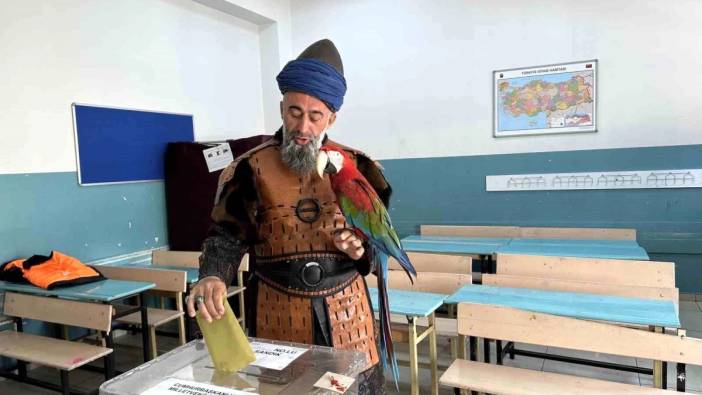 Oy kullanmaya Osmanlı dönemi kıyafeti ve papağanı ile gitti