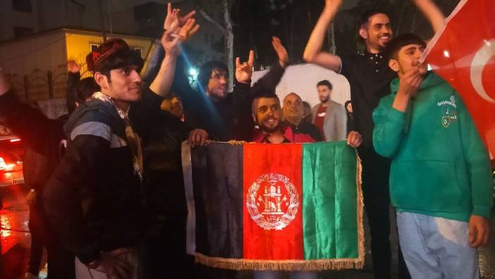 Seçim sonuçlarını Afgan bayrağı açarak kutladılar