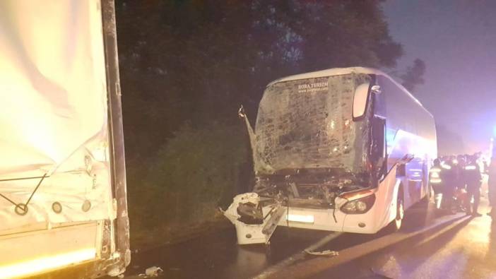 AKP’li seçmenleri taşıyan otobüs tıra çarptı: 22 yaralı