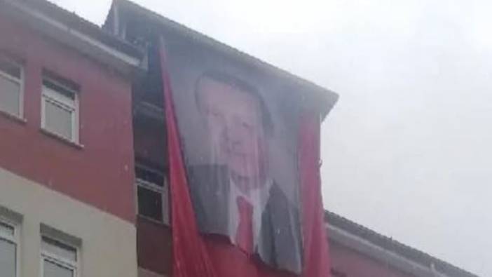 Türk Bayrağı'nın üstüne Erdoğan posteri astılar