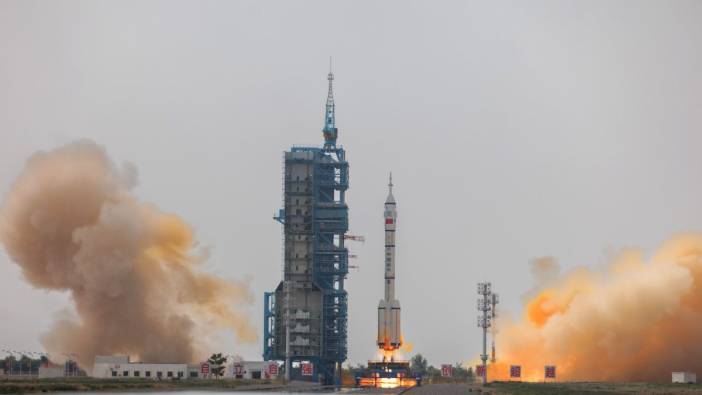 Çin ilk sivil astronotunu uzaya gönderdi