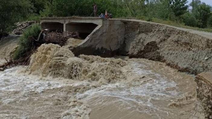 Köy yolu çöktü köprü yıkıldı