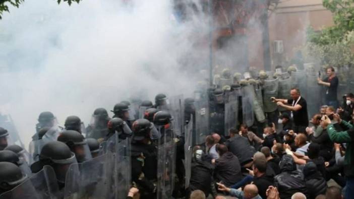 Kosova'da gerginlik had safhada. KFOR açıkladı: 30 Asker yaralandı