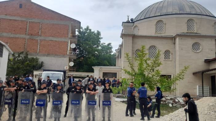 AKP’li belediye seçimin hemen ardından cami ve türbe yıktı