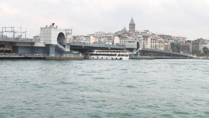 Tur teknesi Galata Köprüsü’ne çarptı