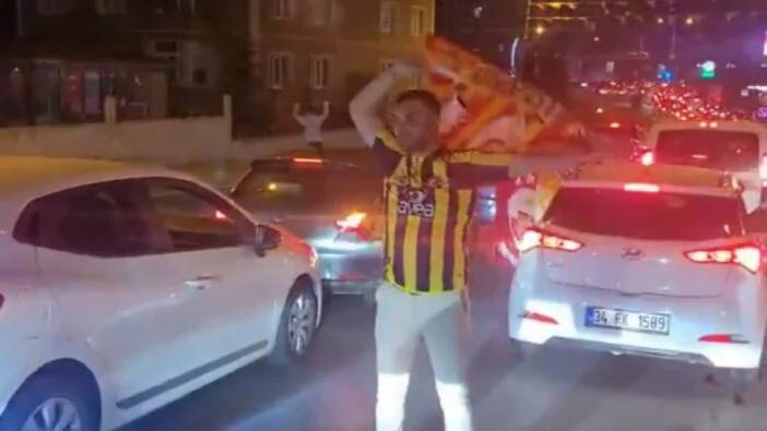 Galatasaraylılar şampiyonluk kutlamalarında Fenerbahçeli taraftarları omuzlara aldı