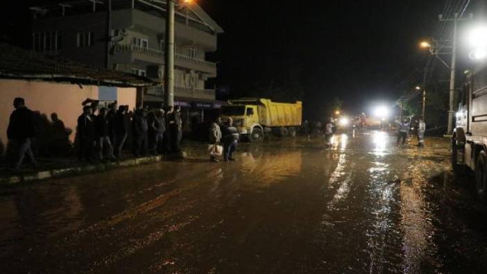 Denizli'de sağanak: Cadde ve sokaklar suyla doldu