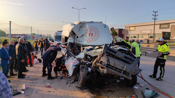 Sporcuları taşıyan minibüs kamyona çarptı: 1 ölü 16 yaralı