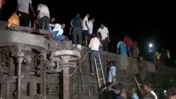 Hindistan'da facia gibi tren kazası. 50 ölü, 300 yaralı
