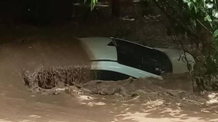 Antalya, Bilecik ve Sakarya'yı yağış vurdu. Araçlar sel sularına kapıldı deniz çamurla kaplandı