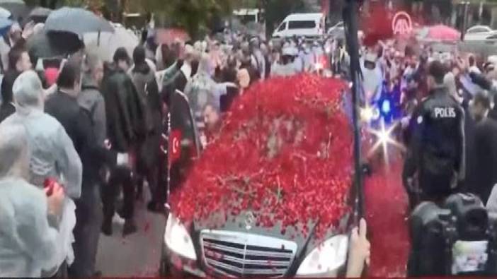Yemin törenine giden Erdoğan'ın arabasına kova kova gül döktüler