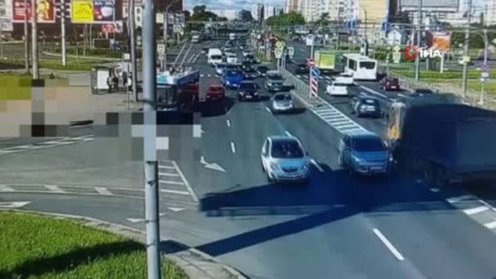Rusya'da hızla gelen kamyon karşı şeride girdi: 12 yaralı