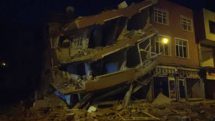 Kırıkhan'da ağır hasarlı 4 katlı bina çöktü
