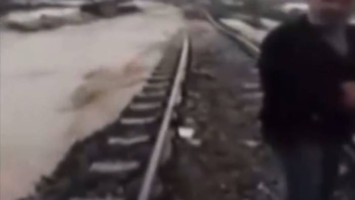 Faciaya giden treni durdurmaya vatandaşlar koştu
