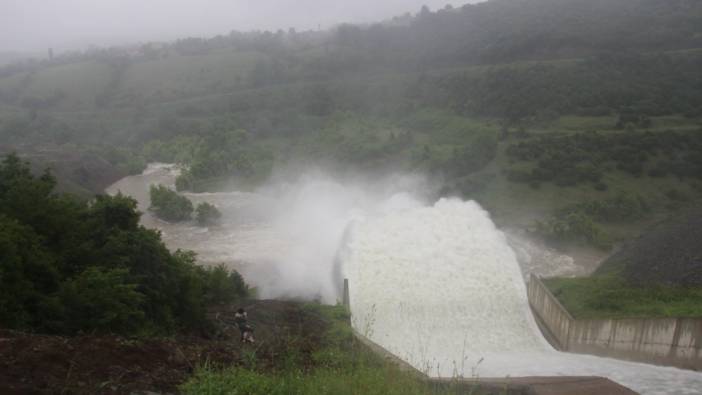 Samsun'da su seviyesi yükselen barajın kapakları açıldı