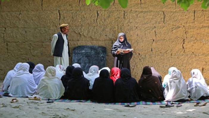 Afganistan'da zehirlenen onlarca kız çocuk hastaneye kaldırıldı