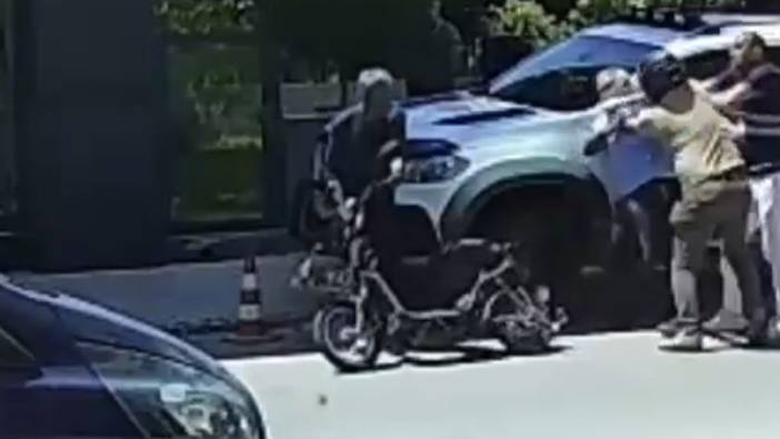 Antalya’da motosikletli ve araç sürücüsü kavga ederken üçüncü şahıs motosikleti çaldı