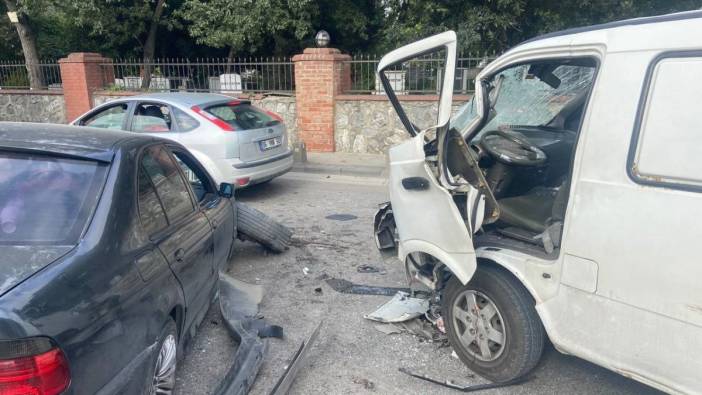 İstanbul'da otomobil ile minibüs kafa kafaya çarpıştı: 4 yaralı