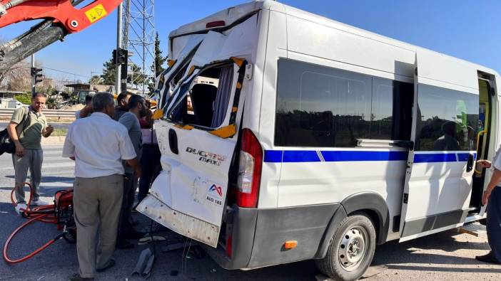 Tarsus'ta işçi servisi ile kamyon çarpıştı: 8 yaralı