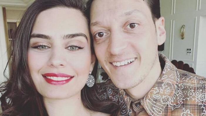 Amine Gülşe ile Mesut Özil'den romantik kutlama. Sosyal medyada aşka geldiler