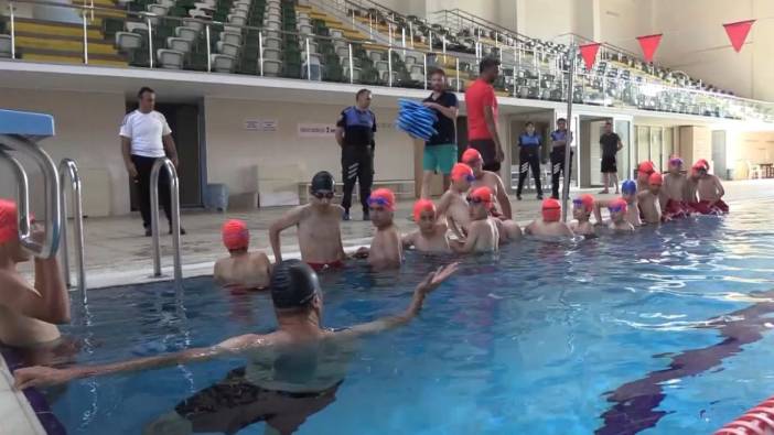Polis ekipleri çocuklara yüzme öğretiyor