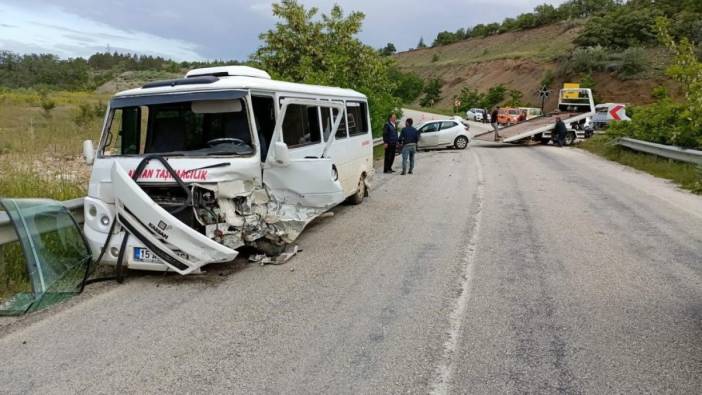 Burdur’da işçi servisi ile otomobil çarpıştı: 13 yaralı