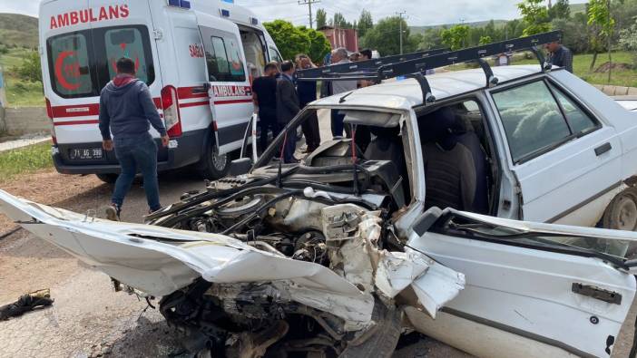 Kırıkkale'de öğrenci servisi ile otomobil çarpıştı 17 kişi yaralandı