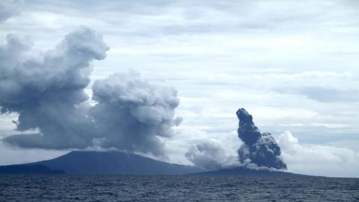 Endonezya'da yanardağ patladı küller etrafı sardı