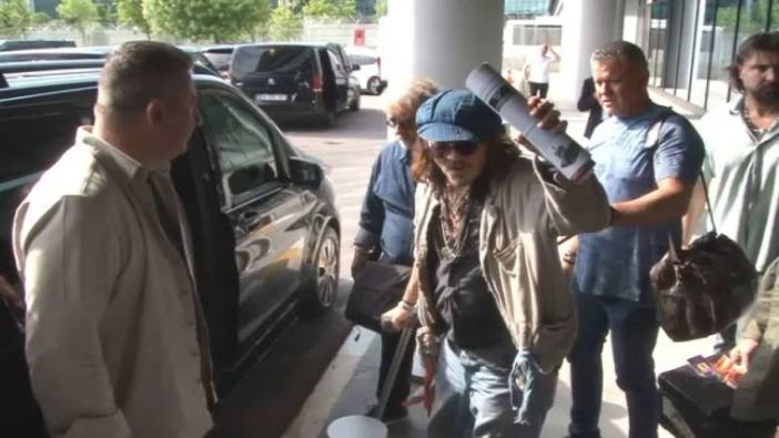 Johnny Depp'ten sorulara Türkçe yanıt. Türkiye'ye koltuk değnekleriyle geldi