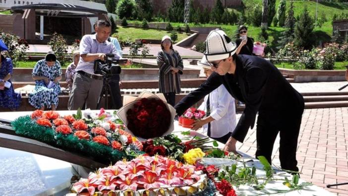 Türk dünyasının önde gelen yazarı Cengiz Aytmatov mezarı başında anıldı