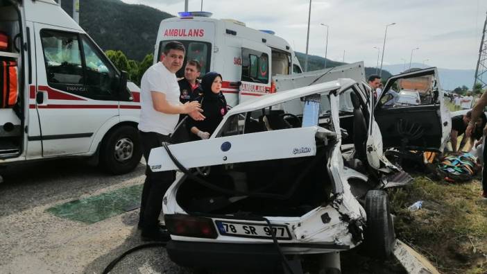 Karabük'te kamyonla otomobil çarpıştı: 1 ölü, 4 yaralı