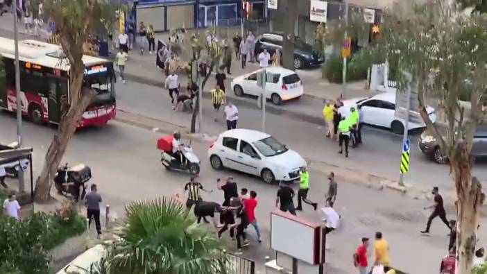 Göztepe taraftarları polise havai fişek attı. İzmir’de sokaklar karıştı