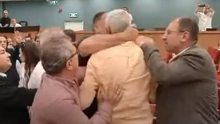 İzmir Belediye Meclisi'nde ‘valiz’ gerginliği: AKP’li üye, CHP’li üyeyi yere düşürdü