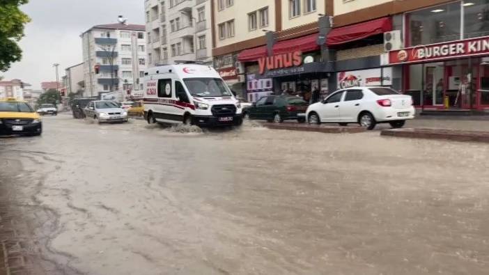 Kırşehir'de sağanak vurdu: Yollar göle döndü, araziler zarar gördü