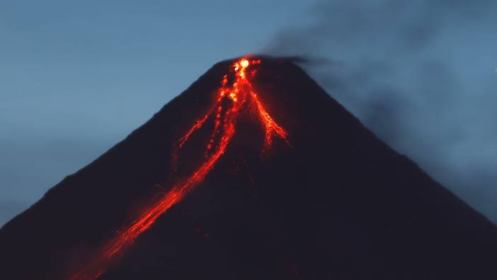 Filipinler'de Mayon Yanardağı'ndaki lav akıntıları kameraya böyle yansıdı