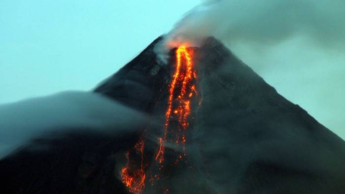 Mayon Yanardağı halkı tehdit etmeye devam ediyor. Akıntı aylarca devam edebilir